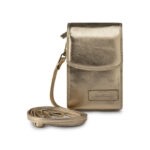 Dé topper van BAG2BAG – stijlvol, compact en verrassend ruim! 

Deze veelzijdige tas is een echte must-have voor iedereen die op zoek is naar een compact, maar ruim accessoire met slimme opbergmogelijkheden. Of je hem nu draagt als wallet, tasje of heuptasje, dit item is perfect voor elke gelegenheid!

Dankzij het innovatieve ontwerp klap je de tas eenvoudig open met de twee drukkers aan de binnenkant, zodat je snel toegang hebt tot je essentials. De verstelbare schouderband zorgt voor optimaal draagcomfort, terwijl de lus aan de achterkant het mogelijk maakt om de tas aan je broekriem te hangen voor een handsfree ervaring.

Met een compact formaat van 19 x 12 x 4 cm biedt deze tas meer ruimte dan je zou verwachten. Van je portemonnee en telefoon tot kleine accessoires – alles past erin! En dankzij de meegeleverde sleutelhanger heb je je sleutels altijd binnen handbereik.

Verkrijgbaar in zes stijlvolle kleuren: Zwart, Cognac, Grey/Taupe, Camel, Goud en Zilver.

De perfecte allrounder – ideaal voor een avondje uit of een casual dag in de stad!