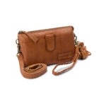 Maak kennis met Dover – Stoer, veelzijdig en een echte topper! 

Dover is niet zomaar een tas; het is een wallet, clutch en schoudertas in één! Dit stoere en stijlvolle model combineert een robuuste uitstraling met een praktische indeling, perfect voor iedereen die mode en functionaliteit wil samenbrengen.

Draag Dover op jouw manier: met de lange, verstelbare schouderband voor optimaal draagcomfort of als clutch met het prachtig gevlochten polsbandje, dat een elegante touch geeft. De welbekende sleutelhanger maakt het extra handig – zo heb je je sleutels altijd binnen handbereik.

Dankzij de drie ruime binnenvakken, allemaal afsluitbaar met een rits, biedt deze tas volop opbergruimte voor je pasjes, telefoon, paspoort en meer. Met een compacte afmeting van 21 x 13 x 7 cm is Dover verrassend ruim, zonder log aan te voelen.

Verkrijgbaar in vier stijlvolle kleuren: Black, Cognac, Grey/Taupe en Camel.

Stijlvol, praktisch & jouw ideale metgezel – waar je ook gaat! ✨