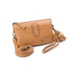 Maak kennis met Dover – Stoer, veelzijdig en een echte topper! 

Dover is niet zomaar een tas; het is een wallet, clutch en schoudertas in één! Dit stoere en stijlvolle model combineert een robuuste uitstraling met een praktische indeling, perfect voor iedereen die mode en functionaliteit wil samenbrengen.

Draag Dover op jouw manier: met de lange, verstelbare schouderband voor optimaal draagcomfort of als clutch met het prachtig gevlochten polsbandje, dat een elegante touch geeft. De welbekende sleutelhanger maakt het extra handig – zo heb je je sleutels altijd binnen handbereik.

Dankzij de drie ruime binnenvakken, allemaal afsluitbaar met een rits, biedt deze tas volop opbergruimte voor je pasjes, telefoon, paspoort en meer. Met een compacte afmeting van 21 x 13 x 7 cm is Dover verrassend ruim, zonder log aan te voelen.

Verkrijgbaar in vier stijlvolle kleuren: Black, Cognac, Grey/Taupe en Camel.

Stijlvol, praktisch & jouw ideale metgezel – waar je ook gaat! ✨