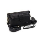 Maak kennis met Dover – Stoer, veelzijdig en een echte topper! 

Dover is niet zomaar een tas; het is een wallet, clutch en schoudertas in één! Dit stoere en stijlvolle model combineert een robuuste uitstraling met een praktische indeling, perfect voor iedereen die mode en functionaliteit wil samenbrengen.

Draag Dover op jouw manier: met de lange, verstelbare schouderband voor optimaal draagcomfort of als clutch met het prachtig gevlochten polsbandje, dat een elegante touch geeft. De welbekende sleutelhanger maakt het extra handig – zo heb je je sleutels altijd binnen handbereik.

Dankzij de drie ruime binnenvakken, allemaal afsluitbaar met een rits, biedt deze tas volop opbergruimte voor je pasjes, telefoon, paspoort en meer. Met een compacte afmeting van 21 x 13 x 7 cm is Dover verrassend ruim, zonder log aan te voelen.

Verkrijgbaar in vier stijlvolle kleuren: Black, Cognac, Grey/Taupe en Camel.

Stijlvol, praktisch & jouw ideale metgezel – waar je ook gaat! ✨