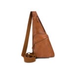 Model Cayo – Stoer, ruim & een echte bestseller!

Niet voor niets is Cayo een van de bestsellers van BAG2BAG! Dit superhandige model combineert het beste van twee werelden: de compacte vorm van een kleine tas met de ruimte van een shopper. En dat alles met een stoere uitstraling waar je nooit op uitgekeken raakt.

De tas sluit veilig met een flap en ritsen en heeft een extra ritsvak aan de achterkant. Binnenin vind je meerdere afsluitbare vakjes, perfect voor al je essentials zoals je telefoon. Dankzij de brede, verstelbare schouderband draag je Cayo de hele dag door met optimaal comfort.

Met een afmeting van 40 x 19 x 4 cm is deze tas ideaal voor dagelijks gebruik!

Verkrijgbaar in vier stijlvolle kleuren: Zwart, Cognac, Camel en Leaf.

Ruim, praktisch & altijd trendy!