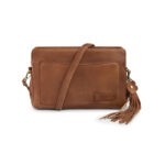 Tas Fondi – Compact, stijlvol & super praktisch!

Hou je van een georganiseerde tas met genoeg ruimte? Fondi is precies wat je zoekt! Dit model is compact, maar zit boordevol handige vakken binnenin, zodat je al je essentials overzichtelijk kunt opbergen.

Dankzij de lange verstelbare schouderband draag je Fondi comfortabel op jouw manier. Met een afmeting van 28 x 18 x 8 cm is deze tas perfect voor dagelijks gebruik. Verkrijgbaar in drie tijdloze kleuren: klassiek zwart, warm cognac en chique grey/taupe.

Handig, elegant & altijd georganiseerd!


