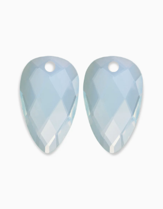 Opaliet edelstenen zijn perfect voor een zomerse dag, want de zon zorgt voor een prachtige schittering. Deze doorzichtige edelsteen met blauw-achtige gloed kan je goed combineren met elke outfit. Laat de zomer maar komen! De Blossom edelstenen voor oorbellen zijn facet geslepen.