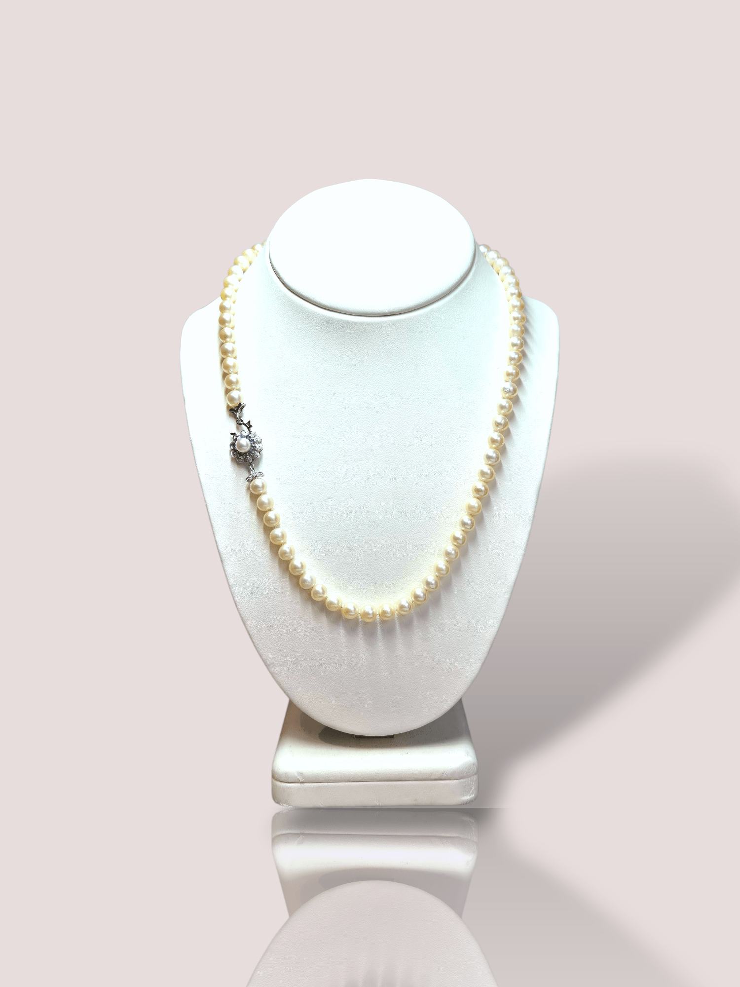 Dit vintage zoetwater parelcollier is voorzien van een schitterend 18k witgouden slot wat is ingelegd met 10 prachtige korenblauwe saffieren en een parel. Klassieke elegantie! Perfect als statement stuk. Draag het bij formele gelegenheden of om een alledaagse outfit te verfraaien met een vleugje glamour. Combineer met een eenvoudig kledingstuk om de schoonheid van de parels echt te laten stralen.

Het collier is 49 cm lang.
