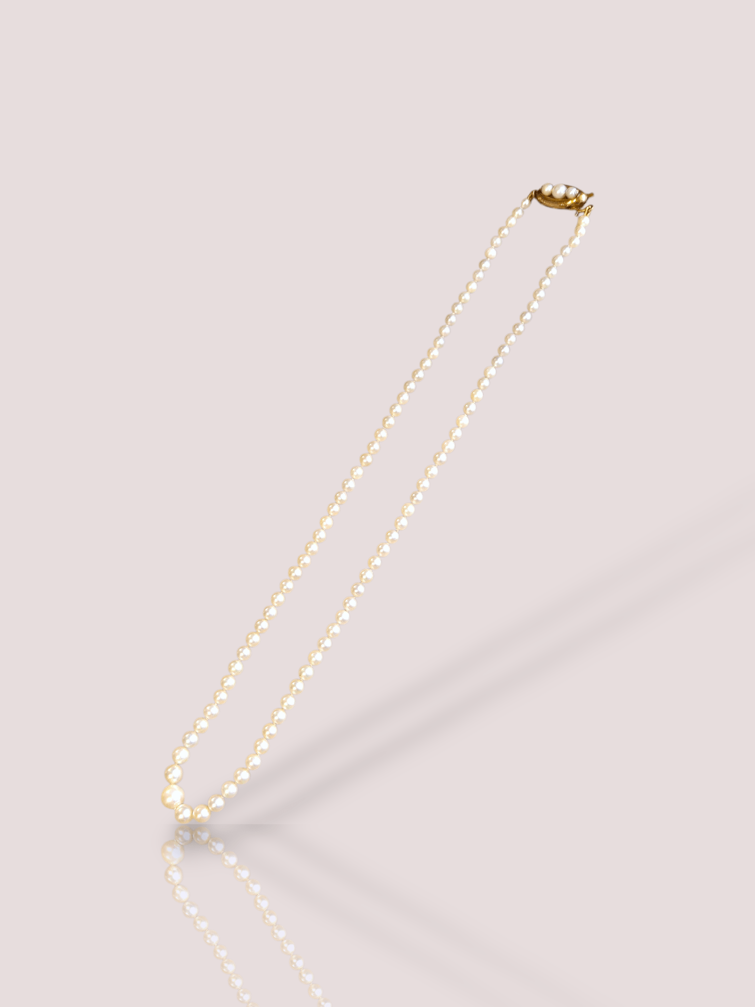 Dit prachtige vintage zoutwater parel collier wordt geleverd met een elegant 14k gouden slot. Als een juweel van tijdloze schoonheid is het de perfecte aanvulling op elke outfit. Draag het bij formele gelegenheden of om een alledaagse look verfijnd te maken. Subtiel en stijlvol voor elke gelegenheid.

Het collier is 48 cm lang en heeft maar liefst 100 natuurlijke parels van 3,51 tot 7,55 mm dikte.