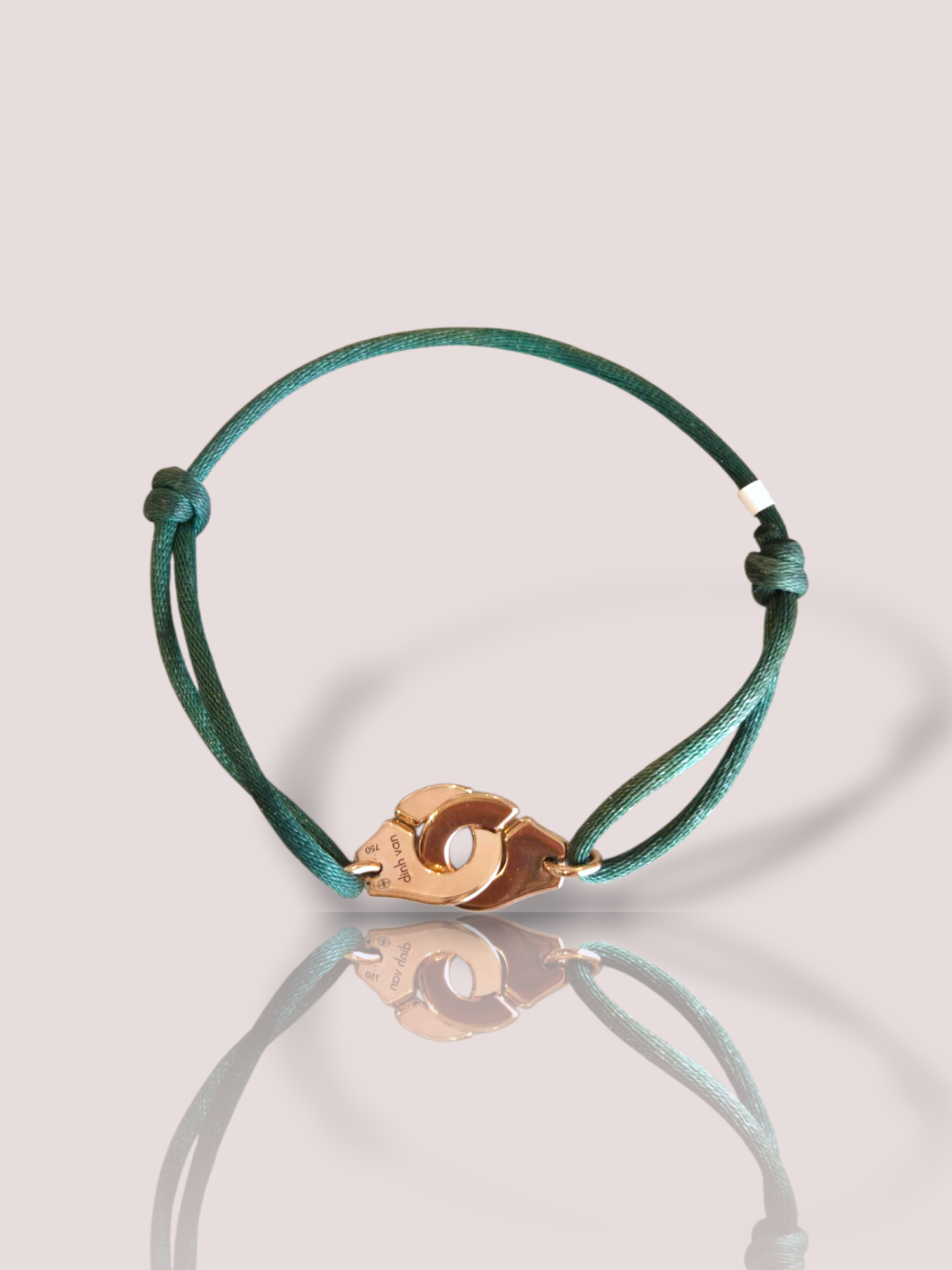 Deze vintage 18k rosé gouden Dinh Van koord armband is een verfijnde en elegante armband met een koordontwerp en geïnspireerd op een sleutelhanger. De armband is van oorsprong ontworpen in 1976 en uitgegroeid tot een iconisch sieraad. Perfect als een subtiele maar luxueuze aanvulling op elke outfit. Draag het solo voor een minimalistische look, of combineer het met andere armbanden voor een stijlvolle, gelaagde uitstraling. Een tijdloze keuze voor elke gelegenheid.