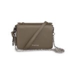 Ontdek de Exclusieve Lijn van BAG2BAG – Vier Luxe Modellen!

Maak kennis met de exclusieve lijn van BAG2BAG, een collectie van vier luxe, vrouwelijke modellen die perfect de balans tussen stijl en functionaliteit weten te vinden. Elk model heeft zijn eigen unieke charme en biedt praktische indelingen, maar met een verfijnde afwerking en de mogelijkheid om te kiezen tussen goud of zilverkleurige hardware.

Model Berlin – De Exclusieve Lijn van BAG2BAG!

Afmeting: 20 x 13.5 x 5.5 cm

Kleuren: Zwart, Cognac, Grey/Taupe, Stone

Hardware:  zilver

Waarom je hem wilt: Elegantie ten top! Model Berlin heeft een elegante binnenvoering en een lange kettingschouderban en leren handvat bovenop voor een extra luxe uitstraling. De tas heeft een compact formaat, maar biedt voldoende ruimte voor al je essentials, met de keuze tussen de verfijnde goud- of zilverkleurige hardware om je look compleet te maken.

Deze vier exclusieve modellen zijn een must-have voor elke moderne vrouw. Of je nu op zoek bent naar elegantie, praktische indeling of stijlvolle details, deze tassen combineren alles voor de ultieme luxe ervaring.