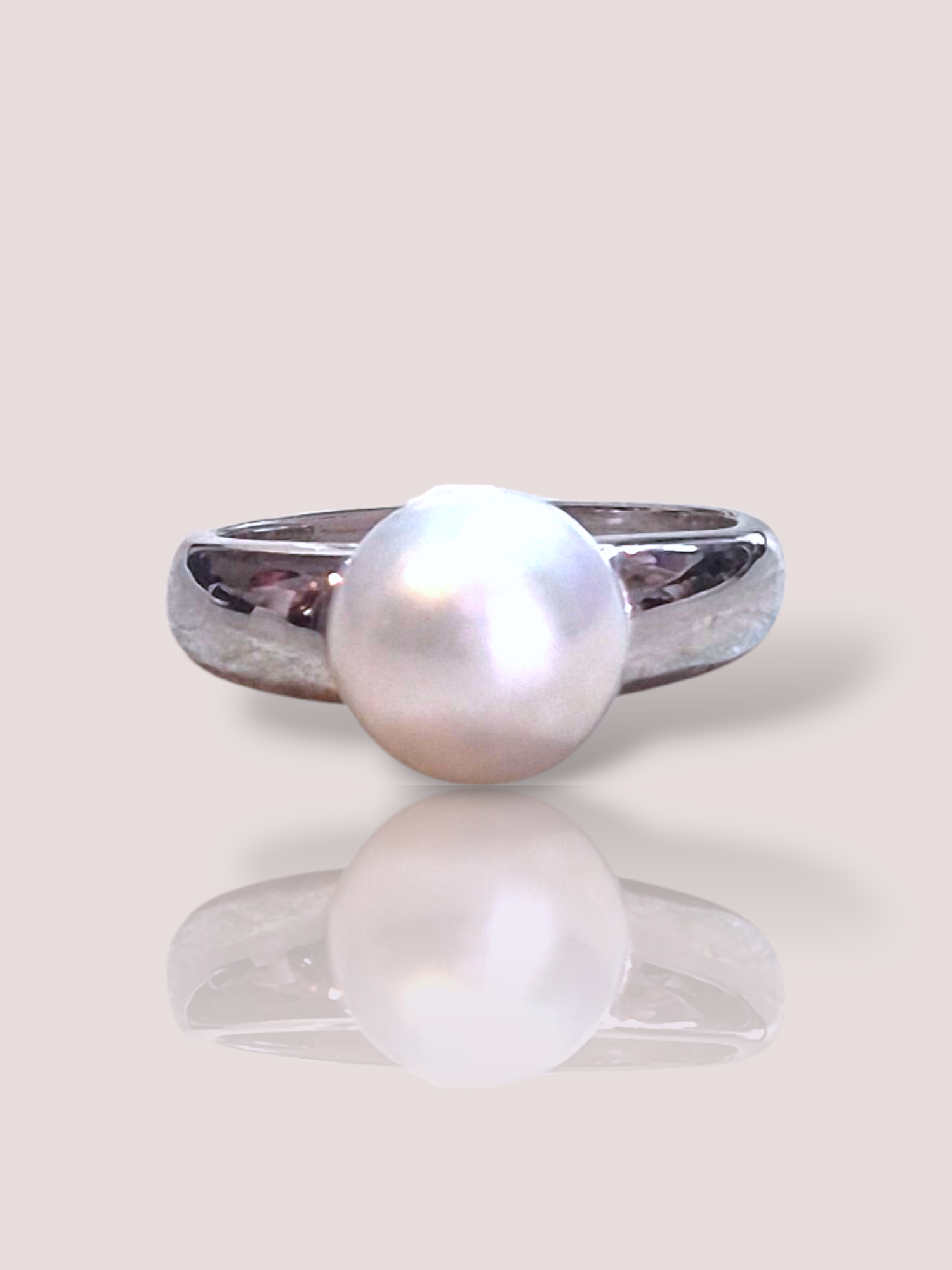 Deze prachtige 18k witgouden ring is versierd met een 9,3 mm Tahiti parel, perfect voor een elegante en stijlvolle look. De ring is delicaat en verfijnd, waardoor hij ideaal is voor dagelijks gebruik of voor speciale gelegenheden. Draag deze ring solo voor een subtiele uitstraling of combineer hem met andere parelsieraden voor een luxueuze look.
