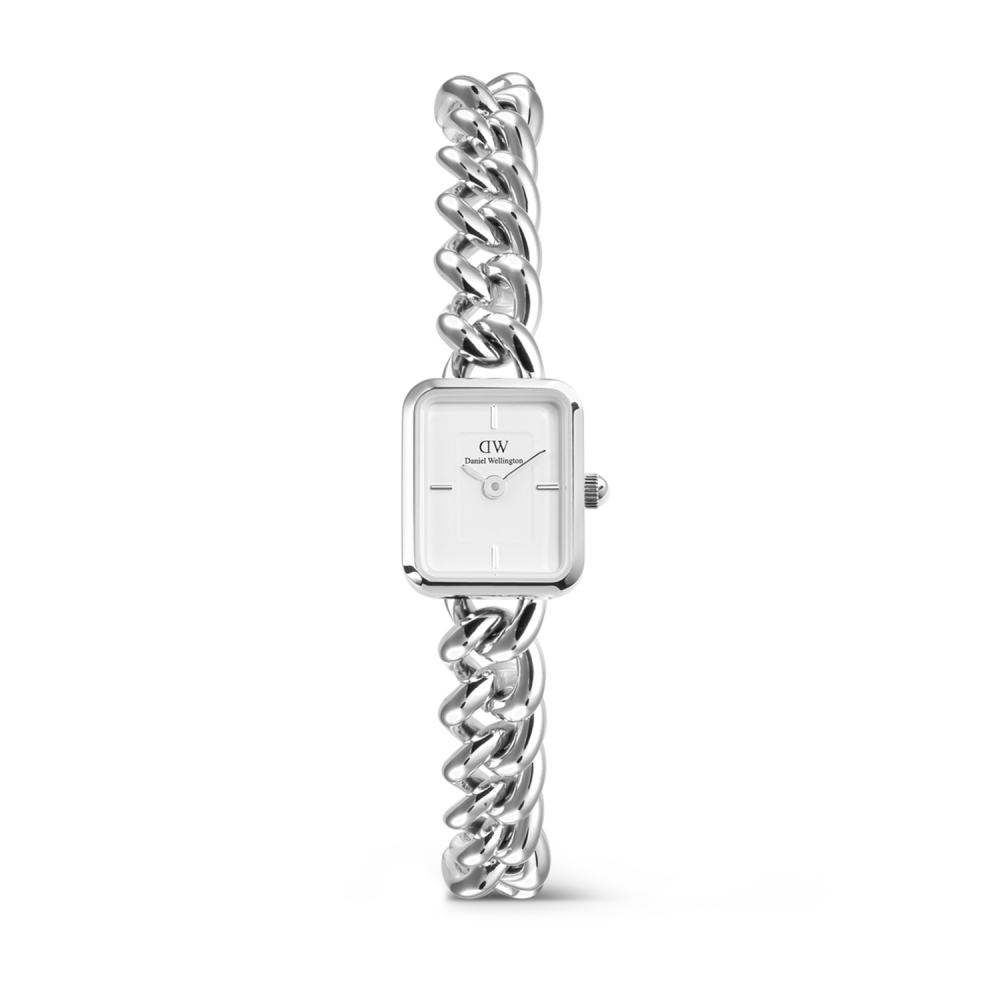 De Daniel Wellington horloge Mini Jolie Chain Silver (modelnummer DW00100834) is een stijlvolle polshorloge met een zilverkleurige, roestvrijstalen band en kast. Kenmerken zijn een rechthoekige vorm, analoge wijzerplaat met witte achtergrond en streepindexen. Het horloge is nikkelvrij, anti-allergeen en heeft quartz uurwerk. Ideaal voor dagelijks gebruik en speciale gelegenheden.

Draag als verfijnde aanvulling op zakelijke en casual outfits.