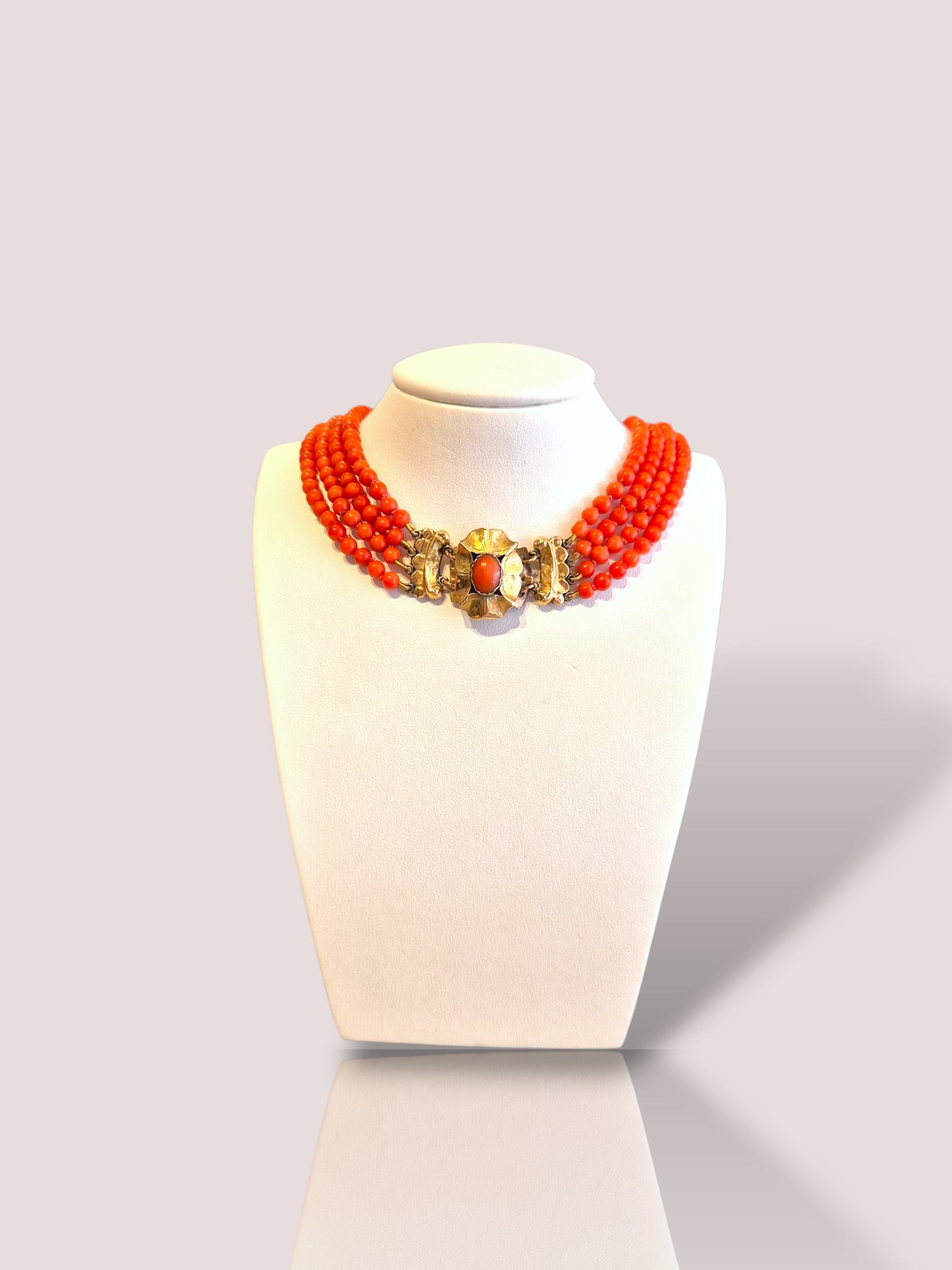 Dit antieke 4-rijig bloedkoralen collier met 14k gouden slot is een elegante halsketting. Met zijn vier rijen bloedkoralen en een stijlvol 14k gouden slot, is het een prachtige aanvulling op elke outfit. Draag het als blikvanger op een ingetogen outfit voor een klassieke, verfijnde uitstraling. De bloedkoralen zijn zeer gelijk qua grootte en hebben een dikte van 4,3 mm. 

Het kortste snoer is 34 cm. 