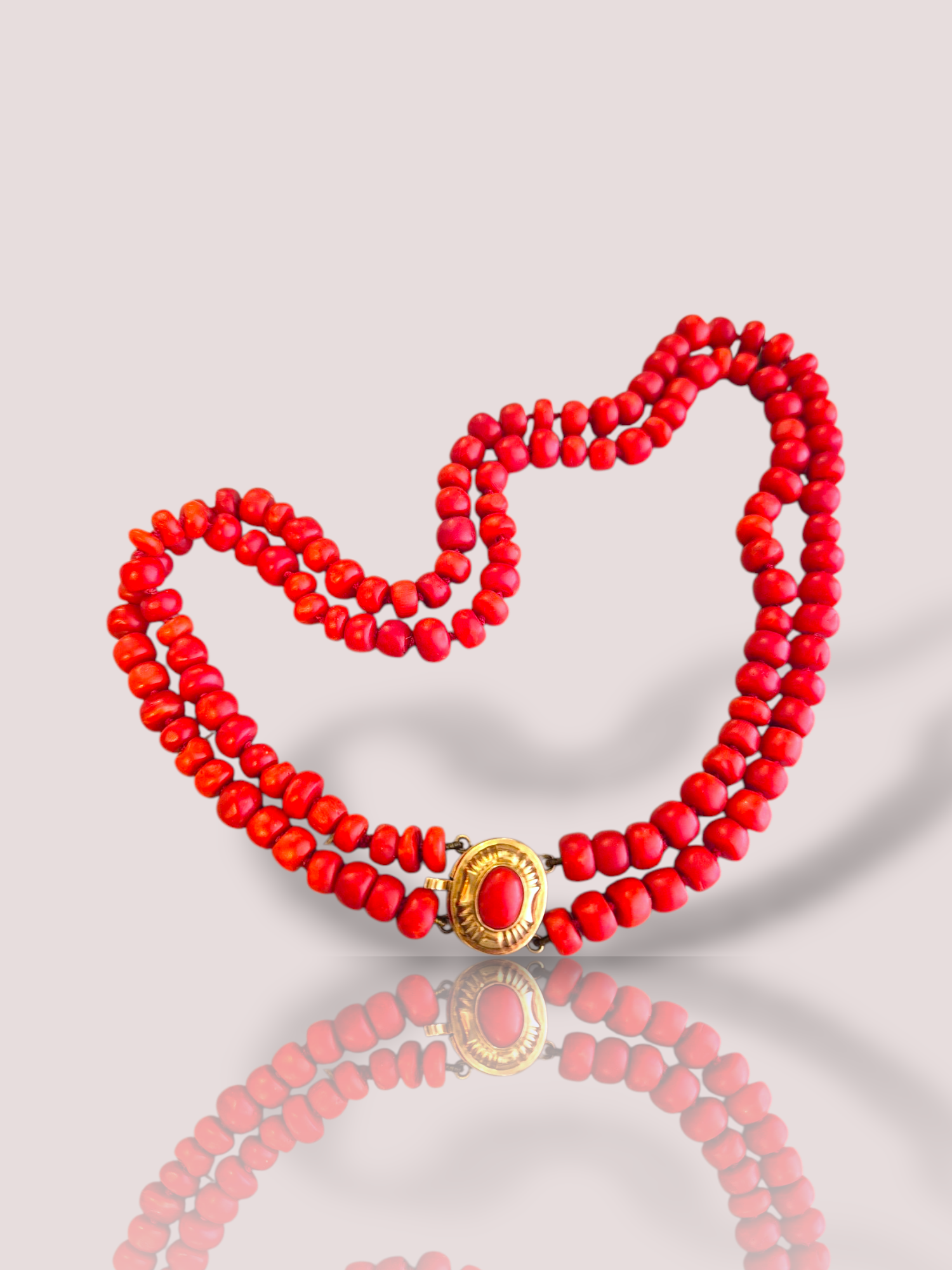 Het Antiek donker oranje 2-rijig bloedkoralen collier met gouden slot is een opvallend juweel. Dit juweel heeft de Amsterdamse Andreaskruisen als keurmerk en is perfect voor speciale gelegenheden. Draag het rond de nek om je outfit een elegante en klassieke uitstraling te geven. Combineer met een eenvoudige outfit om de ketting echt te laten opvallen.

De kleur van het collier is zeer mooi diep oranje-rood, dit is niet goed te zien op de foto's. De bloedkoralen zijn prachtig egaal van kleur en hebben een dikte van tussen de 6 en 7 mm.