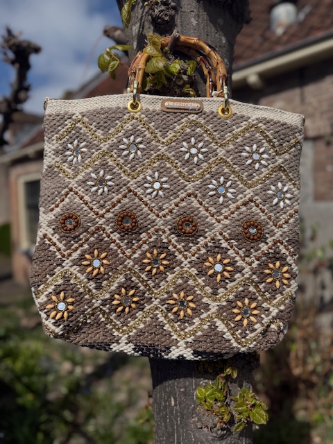 De Simosastre Bonnie Tote stones Camel is een stijlvolle schoudertas, modelnummer 25S2012/CA. Perfect voor dagelijks gebruik; biedt ruime opbergruimte met meerdere vakken. Draag hem nonchalant over de schouder voor een moeiteloze, modieuze look. Ideaal voor werk of een dagje uit in de stad. Voeg deze veelzijdige tas toe aan je collectie voor een stijlvolle upgrade.