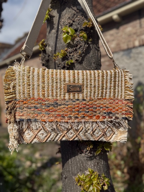De Simosastre clutch embroidery Berenice Beige (modelnummer 25S2011/BG) is een verfijnde crossbodytas met prachtige borduurdetails. Perfect voor een avondje uit of een casual dag. Draag hem schuin over de schouder voor een moeiteloze, stijlvolle look. Ideaal voor het opbergen van je essentials met een vleugje elegantie. Kleur: Beige. Categorie: Tassen.
