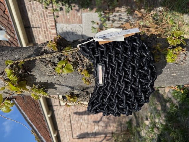 De Simosastre Boston cross chain Negro SS24/S1016/NG is een stijlvolle schoudertas met een tijdloos ontwerp. Ideaal voor dagelijks gebruik of avondjes uit. Draag het met casual of chique outfits voor een verfijnde look. De kettingriem voegt een eigentijdse touch toe aan elke outfit.

**Categorie:** Tassen  
**Type:** Schoudertassen