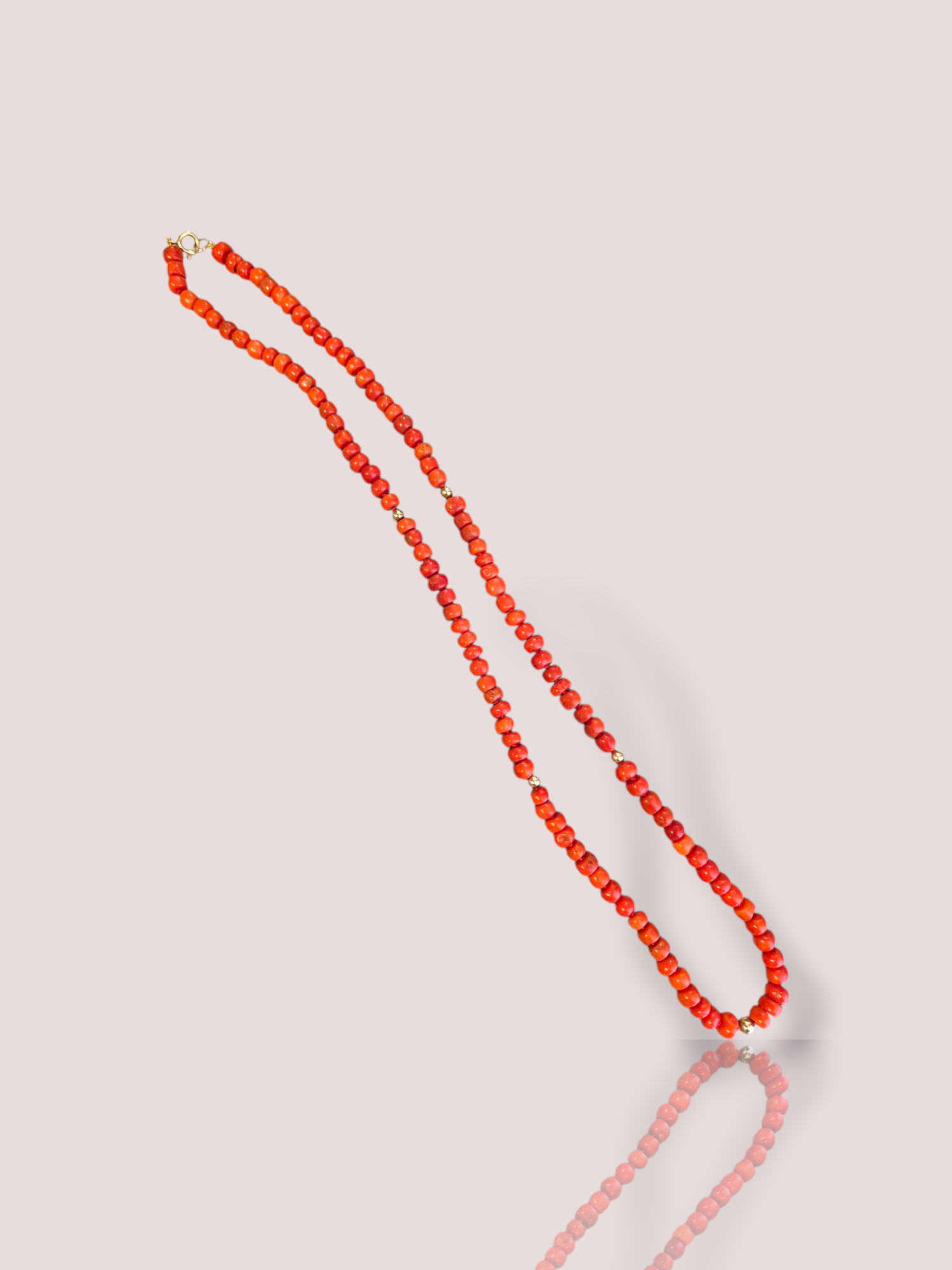 Dit antieke bloedkoralen collier met 14k gouden bolletjes is een uniek sieraad. Draag het collier als statement-stuk bij een eenvoudige outfit, zodat de schoonheid van de bloedkoralen en gouden details volledig tot hun recht komen. Een tijdloze en elegante keuze voor elke gelegenheid.

Het collier heeft een lengte van 66 cm en de bloedkoralen hebben een dikte van 7 tot 7,5 mm.