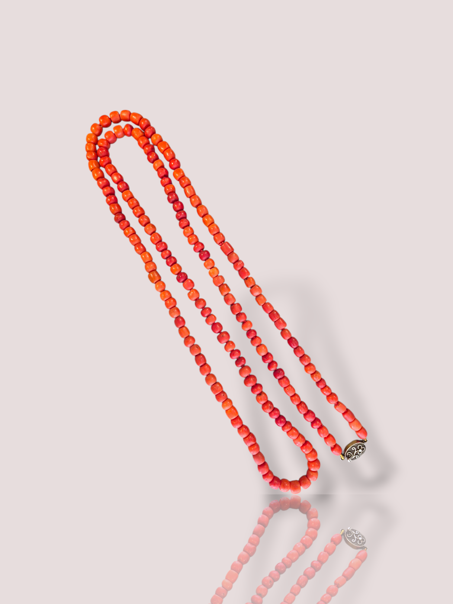Dit product is een vintage bloedkoralen collier met een zilveren slot. Het behoort tot de categorie sieraden en is specifiek een ketting. Draag het collier rond de hals voor een elegante en tijdloze uitstraling die perfect past bij zowel formele als informele gelegenheden. Een must-have voor elke sieradenliefhebber!

De lengte is prachtig namelijk 105 cm. De dikte van het bloedkoraal is gemiddeld 7 mm. 