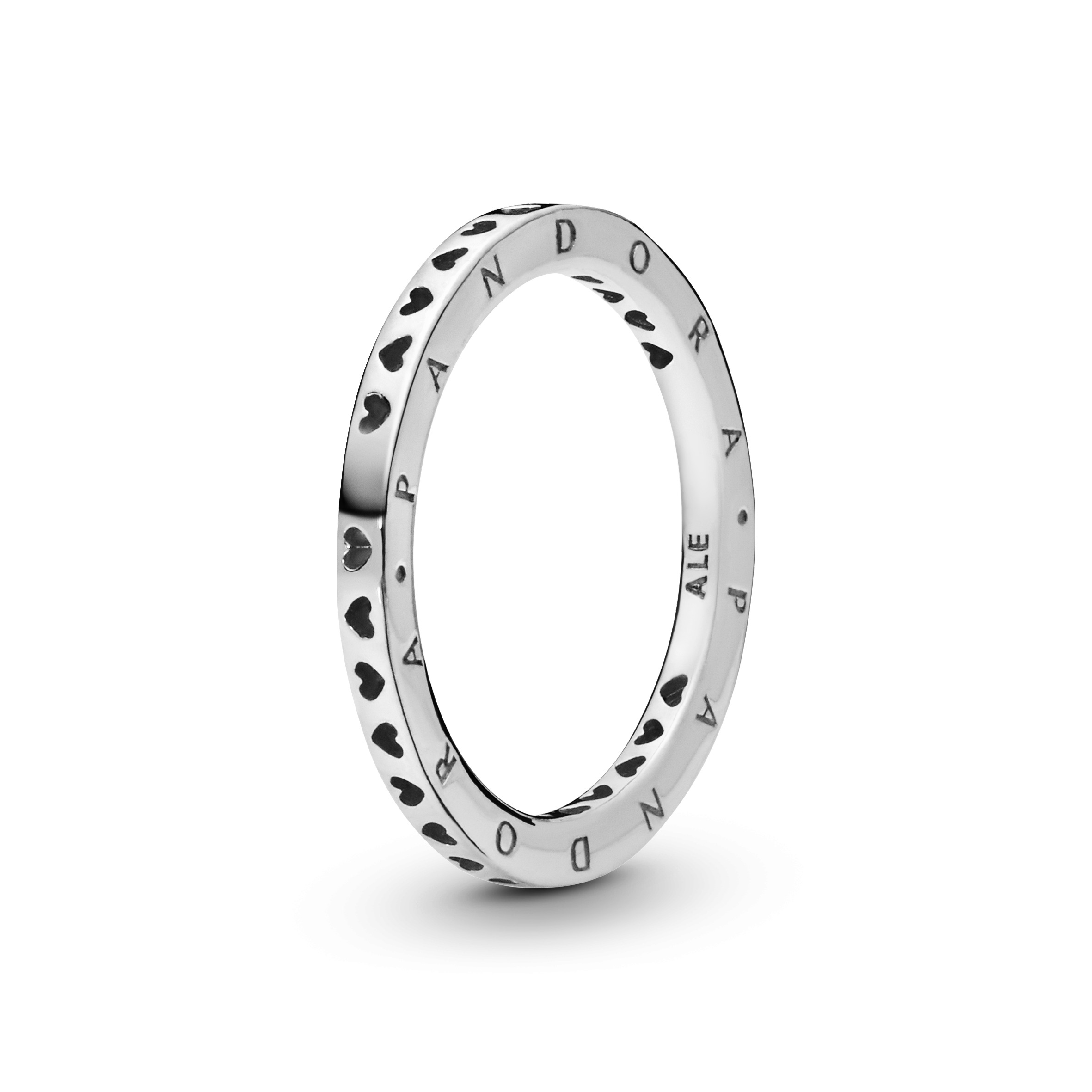 196237 Pandora ring hartjes is een zilveren ring met aan de zijkant opengewerkte hartjes