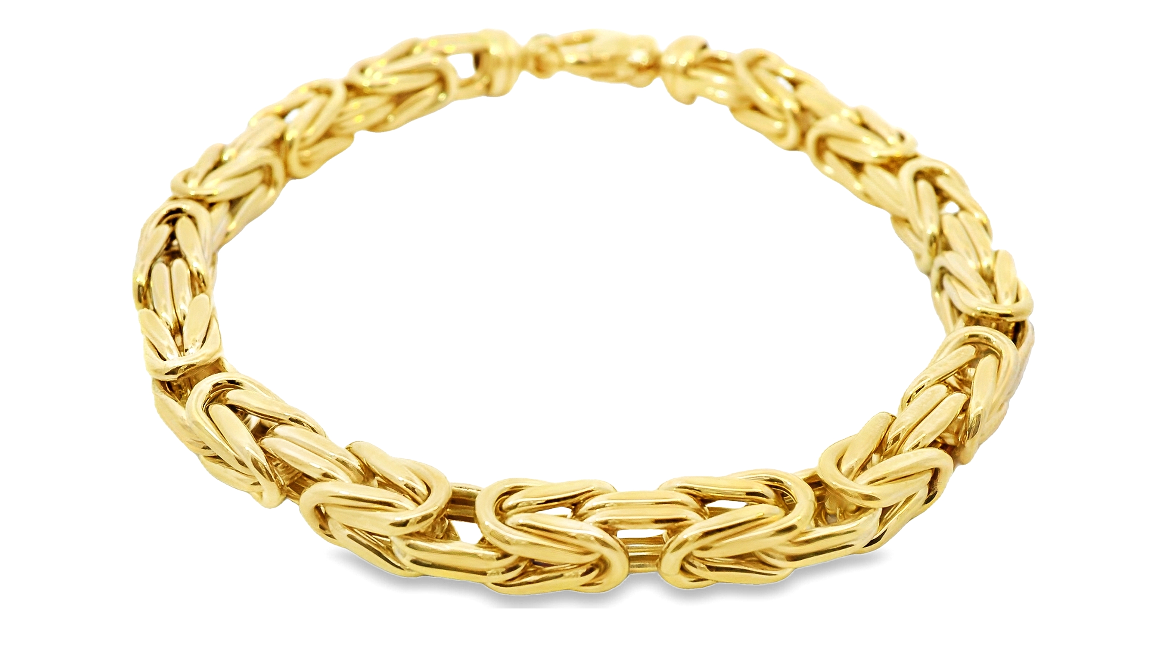 Deze exclusieve 14 karaat geelgouden koningsschakel armband (20.68 gr) is een prachtig sieraad dat luxe en vakmanschap combineert. De koningsschakel, bekend om zijn verfijnde en robuuste ontwerp, bestaat uit kunstig met elkaar verweven schakels, wat zorgt voor een stoere maar elegante uitstraling.
De armband is hoogglans gepolijst, waardoor het goud prachtig schittert en een tijdloze klasse uitstraalt. Dankzij de stevige karabijnsluiting zit het sieraad veilig en comfortabel om de pols. Dit maakt de armband niet alleen een stijlvolle keuze, maar ook een duurzame investering.
Perfect als geschenk of als waardevolle aanvulling op je eigen collectie, deze 14 karaat geelgouden koningsschakel armband is een symbool van stijl en kwaliteit!