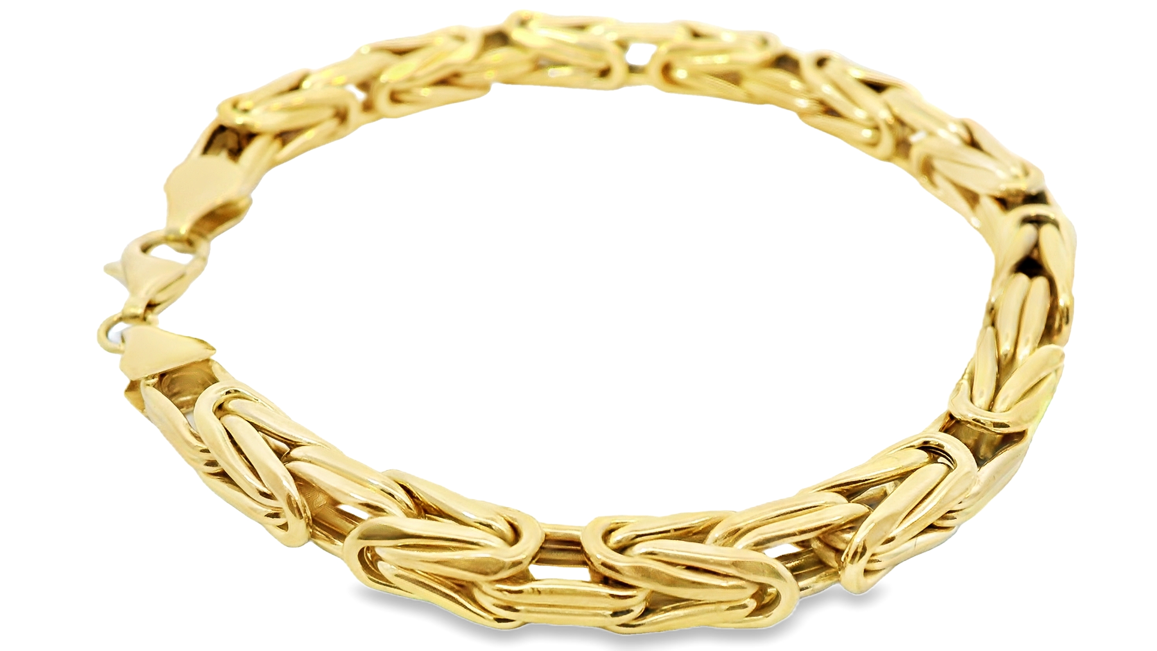 Deze exclusieve 14 karaat geelgouden koningsschakel armband (17.86 gr) is een prachtig sieraad dat luxe en vakmanschap combineert. De koningsschakel, bekend om zijn verfijnde en robuuste ontwerp, bestaat uit kunstig met elkaar verweven schakels, wat zorgt voor een stoere maar elegante uitstraling.
De armband is hoogglans gepolijst, waardoor het goud prachtig schittert en een tijdloze klasse uitstraalt. Dankzij de stevige karabijnsluiting zit het sieraad veilig en comfortabel om de pols. Dit maakt de armband niet alleen een stijlvolle keuze, maar ook een duurzame investering.
Perfect als geschenk of als waardevolle aanvulling op je eigen collectie, deze 14 karaat geelgouden koningsschakel armband is een symbool van stijl en kwaliteit!