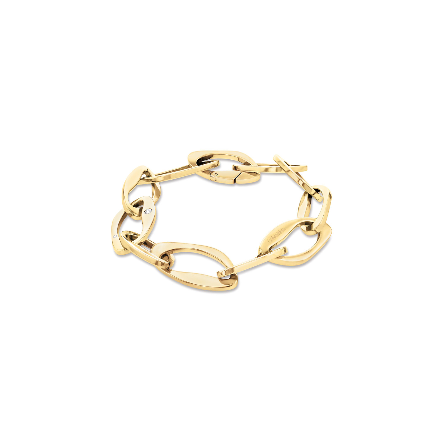 Calvin Klein CJ35000686 Dames Armband Staal
Deze stalen dames armband van Calvin Klein met nr CJ35000686 heeft een grove uitstraling. De goudkleurige armband heeft grove sculpturale schakels en sluit met een karabijnsluiting. In het midden zit een kristal en de totale lengte is 17,5cm. Leuk te combineren met andere ieraden uit de serie van Calvin Klein.

OVER CALVIN KLEIN
Calvin Klein is een wereldwijd lifestylemerk dat gewaagde, vooruitstrevende idealen en een verleidelijke, vaak minimalistische, esthetiek nastreeft. Calvin Klein werd groot in de jaren 70 door haar mode- en merkjeans collecties. In de jaren 80 lanceerde Calvin Klein haar spraakmakende ondergoed dat uitdrukkelijk van logo ’s voorzien was. Vanwege het grote succes is het merk ook succesvol uitgerold in Accessoires, Parfums, Home, Brillen, Golf, Horloges en Sieraden.
Sinds de oprichting in 1968 door Calvin Klein, heeft het merk haar reputatie opgebouwd als leider in de Amerikaanse mode, dankzij een cleane esthetiek en innovatieve ontwerpen. Calvin Klein wil haar publiek verleiden en inspireren door middel van provocerende beelden en opvallende ontwerpen die prikkelen. 

SPECIFICATIES:
- Stalen dames armband
- Armband 17,5cm
- Goudkleurig
- Glimmend