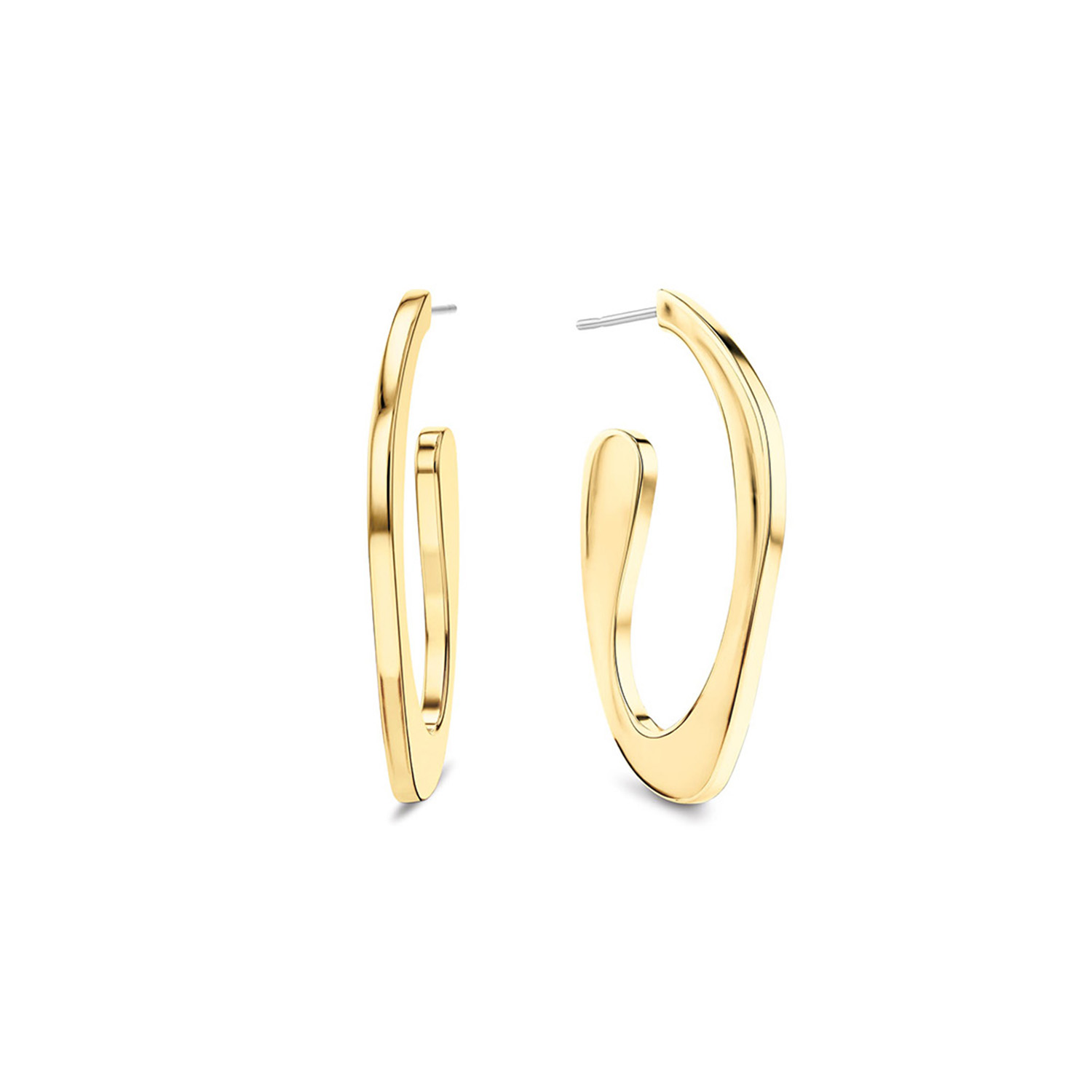 Calvin Klein CJ35000689 Dames Oorsieraad Staal
Deze stalen dames oorbellen van Calvin Klein met nr CJ35000688 hebben een sculpturale uiterlijk. De glimmende goudkleurige stalen oorstekers zitten half om het oor en hebben een kristal aan de onderkant. De lengte is 4cm en ze tonen strak. Leuk te combineren met andere sieraden uit de serie van Calvin Klein.

OVER CALVIN KLEIN
Calvin Klein is een wereldwijd lifestylemerk dat gewaagde, vooruitstrevende idealen en een verleidelijke, vaak minimalistische, esthetiek nastreeft. Calvin Klein werd groot in de jaren 70 door haar mode- en merkjeans collecties. In de jaren 80 lanceerde Calvin Klein haar spraakmakende ondergoed dat uitdrukkelijk van logo ’s voorzien was. Vanwege het grote succes is het merk ook succesvol uitgerold in Accessoires, Parfums, Home, Brillen, Golf, Horloges en Sieraden.
Sinds de oprichting in 1968 door Calvin Klein, heeft het merk haar reputatie opgebouwd als leider in de Amerikaanse mode, dankzij een cleane esthetiek en innovatieve ontwerpen. Calvin Klein wil haar publiek verleiden en inspireren door middel van provocerende beelden en opvallende ontwerpen die prikkelen. 

SPECIFICATIES:
- Stalen dames oorsieraden
- Lengte 4cm
- Goudkleurig
- Glimmend