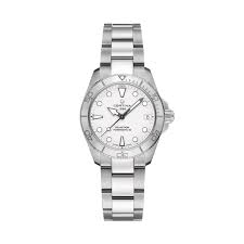 De DS Action Lady met modelnummer C0320071101100 is een elegant horloge met een roestvrijstalen ronde kast en saffierglas. Het heeft een witte analoge wijzerplaat met stipindexen en een zilverkleurige roestvrijstalen band. Bovendien is het waterbestendig tot 300 meter en heeft het een automatisch mechanisch uurwerk. Ideaal voor dagelijks gebruik of speciale gelegenheden.
