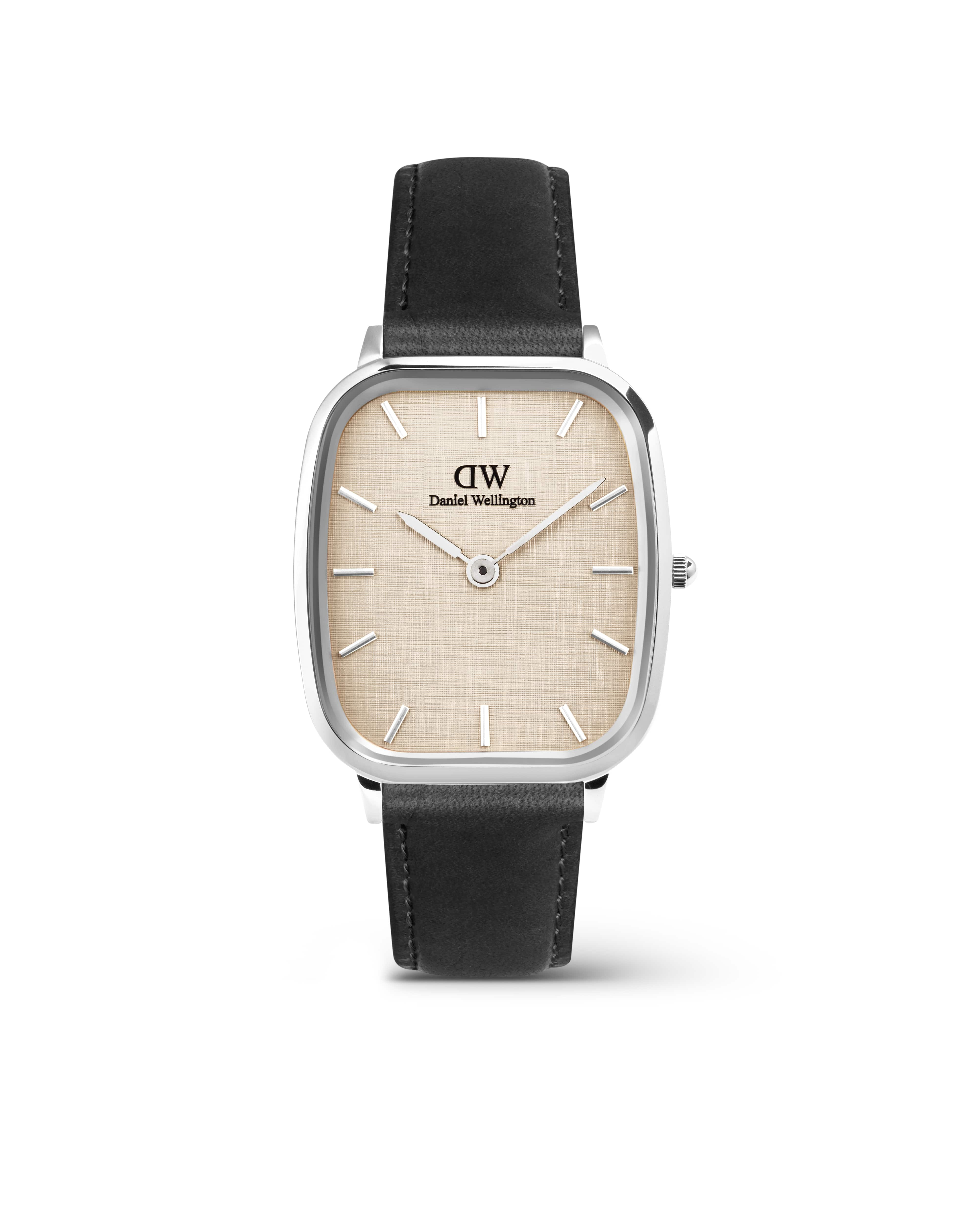 De Daniel Wellington Horloge Marlon DW00100813 combineert elegantie en functionaliteit. Met een 36mm roestvrijstalen zilverkleurige kast en een slank 6mm profiel, heeft dit horloge een beige wijzerplaat met streepindexen. De zwarte lederen band is nikkelvrij en hypoallergeen. Dit analoge horloge heeft een kwartshorloge en is waterbestendig tot 3 ATM. Perfect voor dagelijkse en formele gelegenheden.