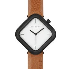 De Rolf Cremer horloge Corner heeft een roestvrijstalen kast en een bruine band. Dit polshorloge is perfect voor een stijlvolle en moderne look. Het heeft geen datumaanduiding, wat zorgt voor een strak design. Draag de horloge bij zowel formele als casual gelegenheden voor een tijdloze uitstraling.