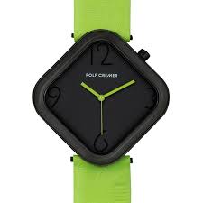 De Rolf Cremer horloge Big Corner groen, is een stijlvol polshorloge met een roestvrijstalen kast en een groene band. Het horloge heeft geen datumfunctie en is perfect voor dagelijks gebruik en speciale gelegenheden. Draag het horloge om uw pols voor een eigentijdse, modieuze uitstraling.