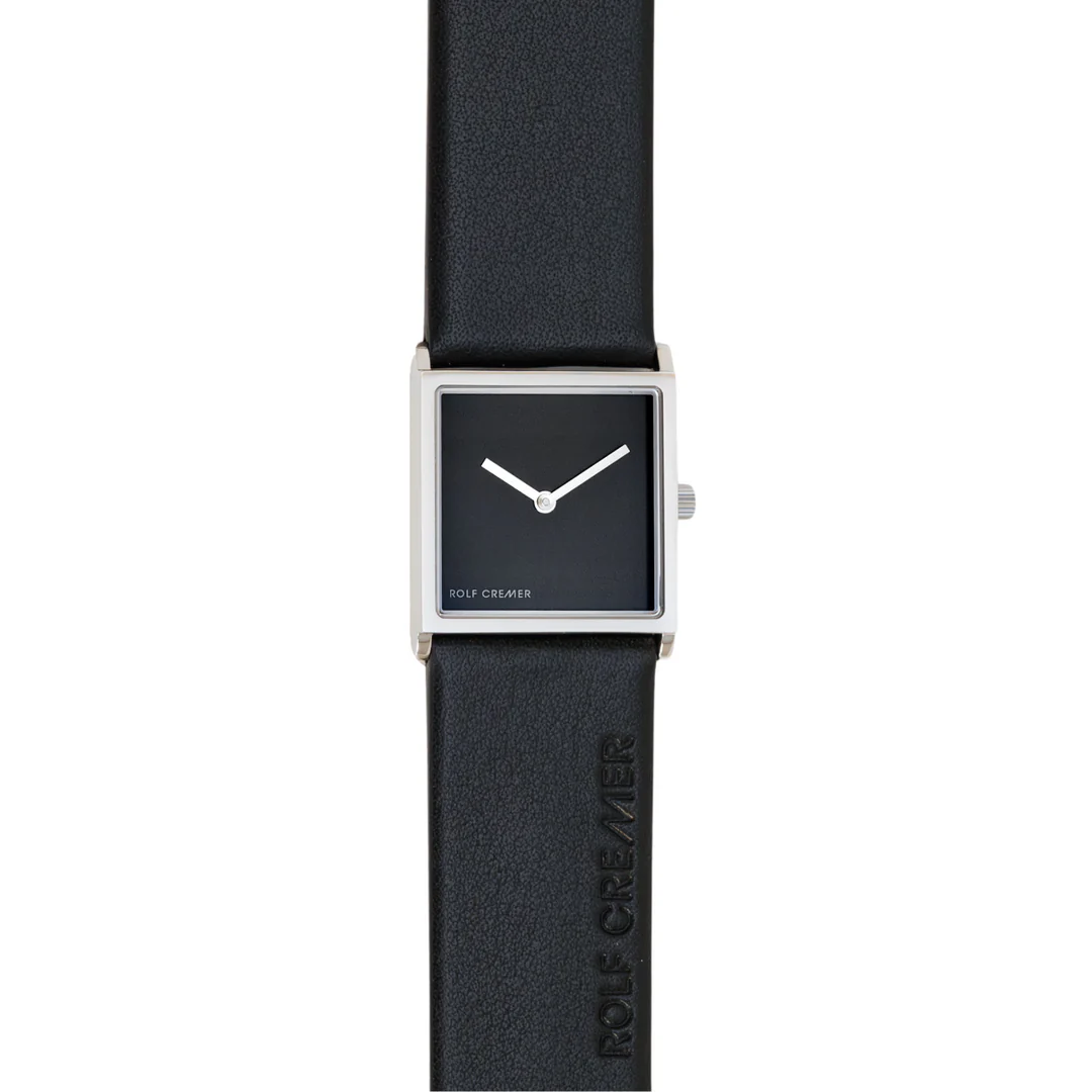 De Rolf Cremer horloge Groovy zwart, is een stijlvol polshorloge met een roestvrijstalen kast en een zwarte band. Zonder datumaanduiding, biedt het eenvoud en elegantie. Perfect voor dagelijks gebruik en speciale gelegenheden. Draag het comfortabel op de pols voor een trendy en moderne uitstraling. Dit model komt met een zwart leren band.