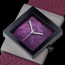 De Rolf Cremer horloge Big Turn bruin/paars, is een stijlvol polshorloge met een titanium kast. Het heeft een bruine band en geen datumaanduiding. Dit horloge past perfect bij een casual of zakelijke outfit en kan het beste gedragen worden op een manier die je persoonlijke stijl complimenteert.