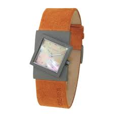 De Rolf Cremer horloge Turn oranje, is een opvallend polshorloge. Het heeft een titanium kast en een oranje band. Dit model heeft geen datumaanduiding. Perfect voor dagelijkse casual outfits, voegt dit horloge een vleugje moderne stijl toe. Draag het om je pols voor een kleurrijke en stijlvolle look.