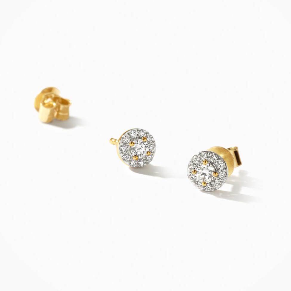 Een entourage lab-diamond set oorknoppen met briljant geslepen lab-diamonds sieren deze 14k geelgouden oorknoppen. De oorknoppen sluiten met poussettes. Eye-catchers op zichzelf of in combinatie met andere sieraden met lab-diamonds uit onze collectie.