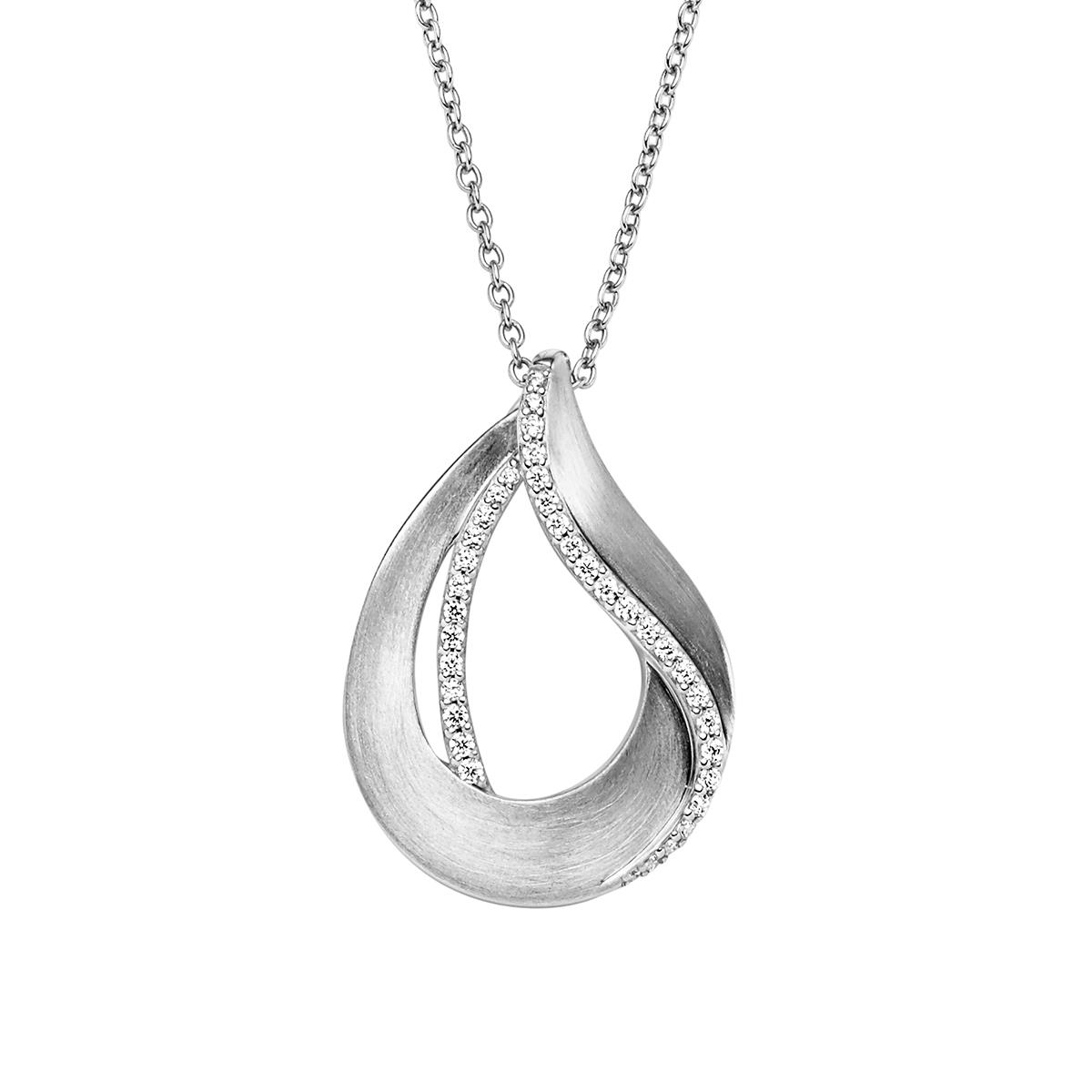 Prachtige zilverkleurige hanger met een gedraaide look. De hanger heeft een matte uitstraling en is bezet met zirkonia's. Het collier heeft een draaglengte van 42-45cm.

Ook verkrijgbaar in deze set: Oorsieraden 788254