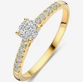 Deze prachtige Blush Ring LG Diamonds is voorzien van schitterende labdiamanten en heeft een elegante uitstraling. De ring kan perfect worden gedragen als een statement piece bij een feestelijke outfit, maar ook als een subtiele toevoeging aan je dagelijkse look. De glinsterende diamanten zullen gegarandeerd de aandacht trekken en je laten stralen bij elke gelegenheid.