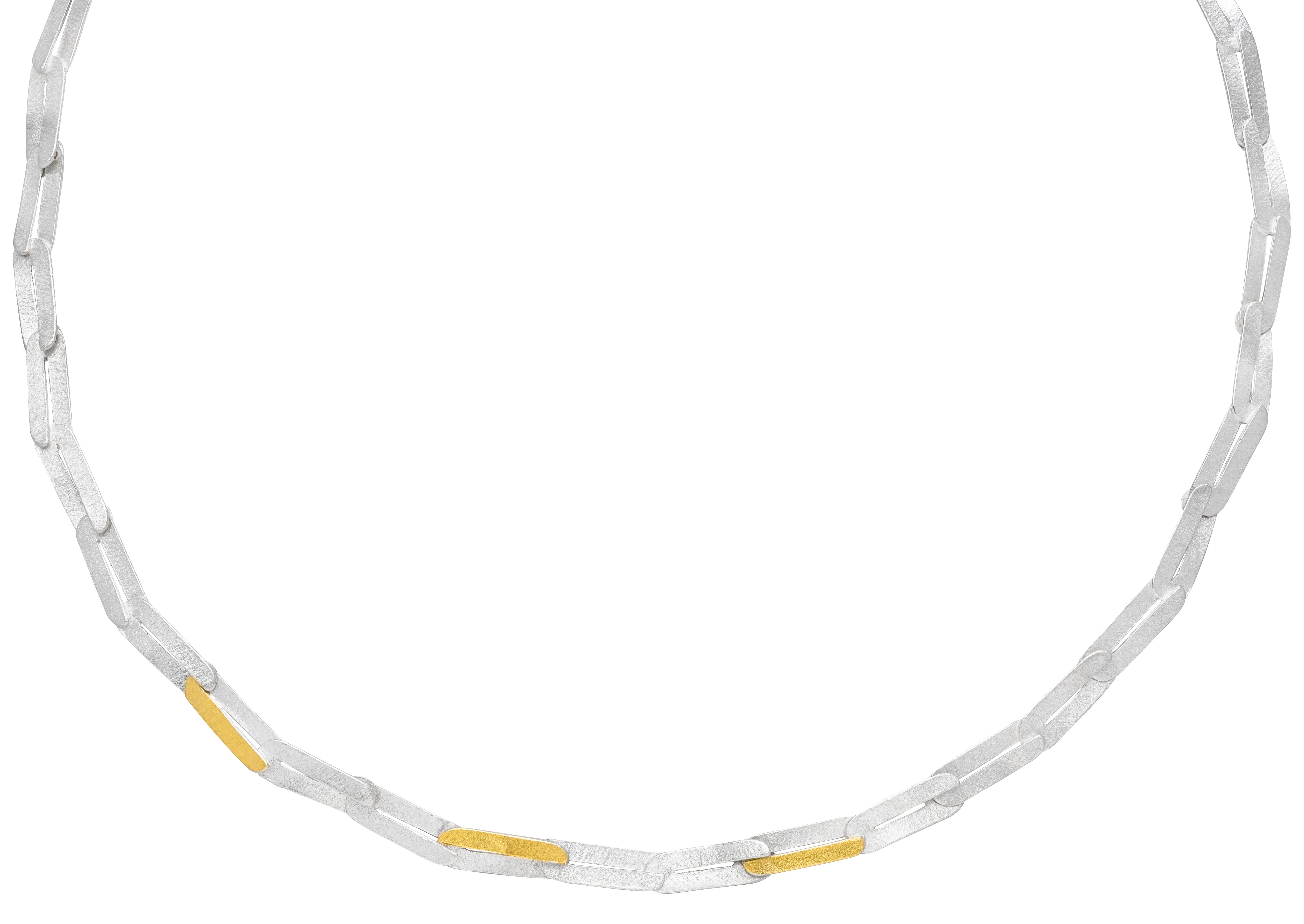MANU Schmuck is een sieradenmerk van Duitse afkomst en zij ontwerpen hun sieraden in zilver en 22 karaat goud. De warme kleur van het 22 karaat goud geeft de sieraden extra cachet en een exclusieve afwerking mee.