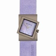 De Rolf Cremer horloge Turn paars, is een elegant polshorloge met een titanium kast en een paarse band. Dit horloge heeft geen datumaanduiding. Draag dit stijlvolle horloge bij zowel casual als formele gelegenheden voor een verfijnde look. Perfect te combineren met bijpassende paarse of neutrale tinten voor een harmonieuze uitstraling.