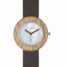 De Rolf Cremer horloge Wood bruin heeft een roestvrijstalen kast en een bruine band. Zonder datumaanduiding is het een eenvoudig en stijlvol polshorloge. Draag het dagelijks als een verfijnd accessoire bij zowel casual als formele outfits voor een subtiele, moderne look. Perfect voor elke gelegenheid.