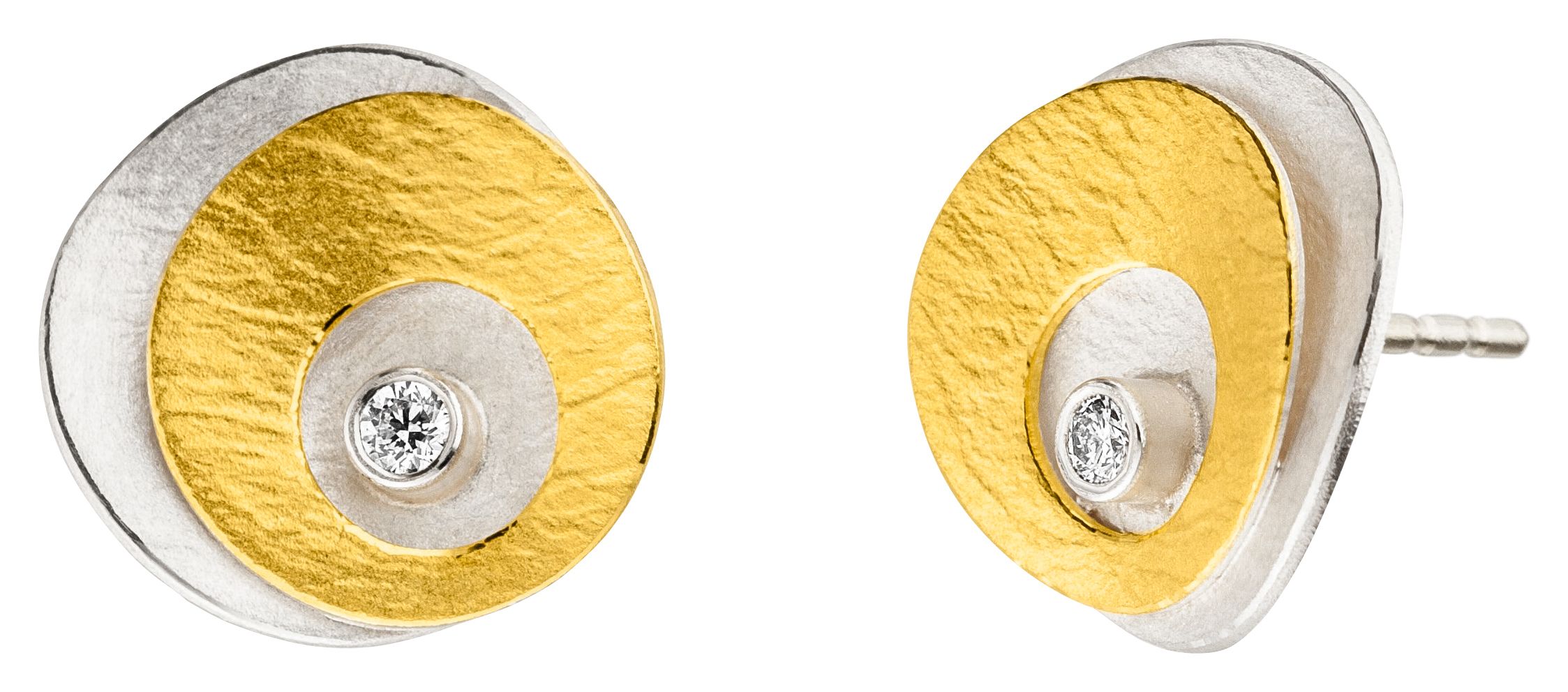 MANU Schmuck is een sieradenmerk van Duitse afkomst en zij ontwerpen hun sieraden in zilver en 22 karaat goud. De warme kleur van het 22 karaat goud geeft de sieraden extra cachet en een exclusieve afwerking mee.