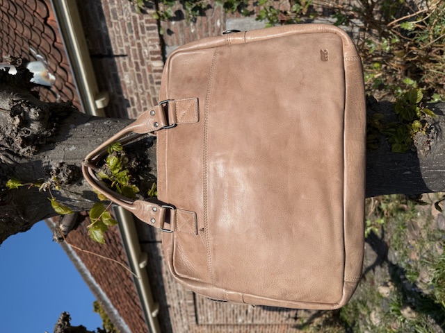 De BearDesign Leandro werktas in Baltic Beige met modelnummer CL 32843 is een veelzijdige en stijlvolle aktetas. Ideaal voor zakelijke professionals, biedt deze tas voldoende ruimte voor al je benodigdheden. Draag hem comfortabel in de hand of over de schouder met de bijgevoegde verstelbare riem. Perfect voor dagelijks gebruik en zakelijke gelegenheden. 
A 4 werktas voorzien van twee ritsen. Korte handgreep en lange schouderriem.

Producteigenschappen:
- Voor rits
- dubbele achter rits ivm trekstand voor trolley
- dubbele top rits
- gepolsterd laptop vak voor 15.4 inch laptop

Afmetingen:
Hoogte 32cm x breed 40cm x diep 10cm