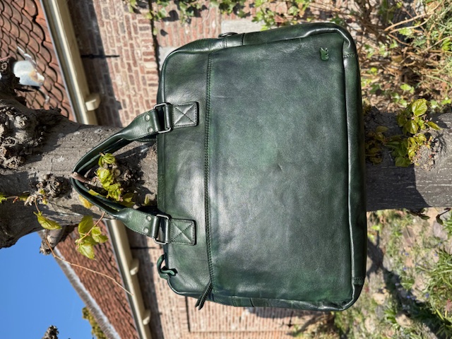De BearDesign Leandro werktas in groen, modelnummer CL 32843 GREEN, behoort tot de categorie "tassen" en is een stijlvolle aktetas. Ideaal voor het veilig meenemen van documenten en een laptop. Het beste te dragen met kantooroutfits voor een professionele uitstraling. De tas is veelzijdig inzetbaar voor werk en reizen.
A 4 werktas voorzien van twee ritsen. Korte handgreep en lange schouderriem.

Producteigenschappen:
- Voor rits
- dubbele achter rits ivm trekstand voor trolley
- dubbele top rits
- gepolsterd laptop vak voor 15.4 inch laptop

Afmetingen:
Hoogte 32cm x breed 40cm x diep 10cm