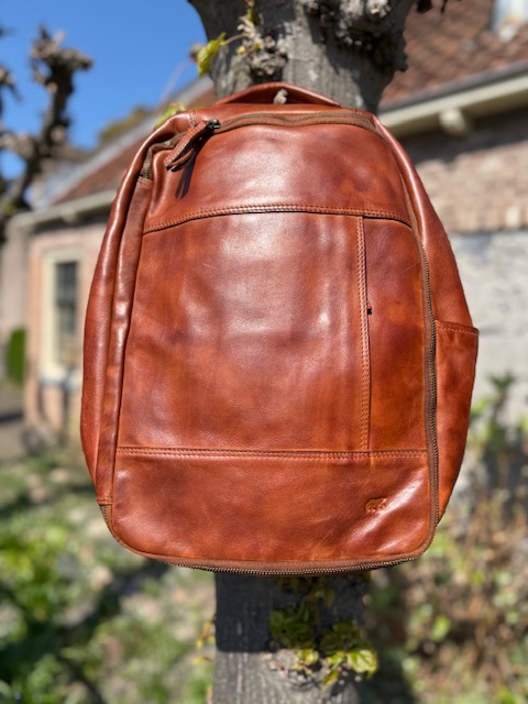 De BearDesign rugtas/underseater is een veelzijdige tas, ideaal als schoudertas. Met zijn zwarte kleur past hij bij elke outfit. Perfect voor dagelijks gebruik, waarbij je hem gemakkelijk over je schouder kunt dragen voor comfort en stijl. Ideaal als handbagage en makkelijk mee te nemen dankzij zijn compacte formaat.

Afmetingen:
Hoogte 41cm x breed 30cm x diep 16cm
