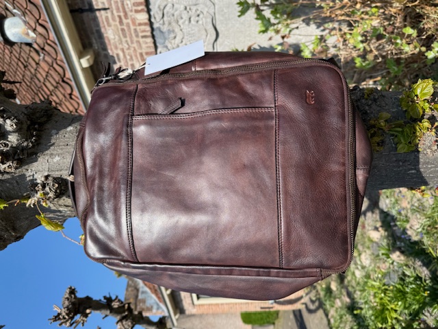 De BearDesign rugtas/underseater is een veelzijdige tas, ideaal als schoudertas. Met zijn zwarte kleur past hij bij elke outfit. Perfect voor dagelijks gebruik, waarbij je hem gemakkelijk over je schouder kunt dragen voor comfort en stijl. Ideaal als handbagage en makkelijk mee te nemen dankzij zijn compacte formaat.

Afmetingen:
Hoogte 41cm x breed 30cm x diep 16cm