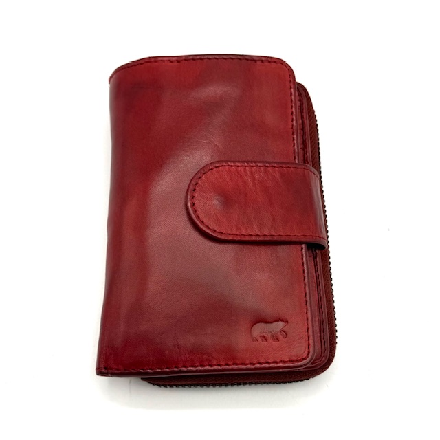 De BearDesign Loet Portemonnee Red, modelnummer CL 13550 Red, is een stijlvol accessoire onder de categorie ACCESSOIRES. Deze portemonnee valt onder de ACCESSOIRES_TYPE: WALLETS_CREDITCARDHOLDERS. Deze elegante portemonnee is ideaal voor dagelijks gebruik en biedt voldoende ruimte voor kaarten en contant geld. Draag hem in je handtas of jaszak voor gemakkelijke toegang en een verfijnde look.