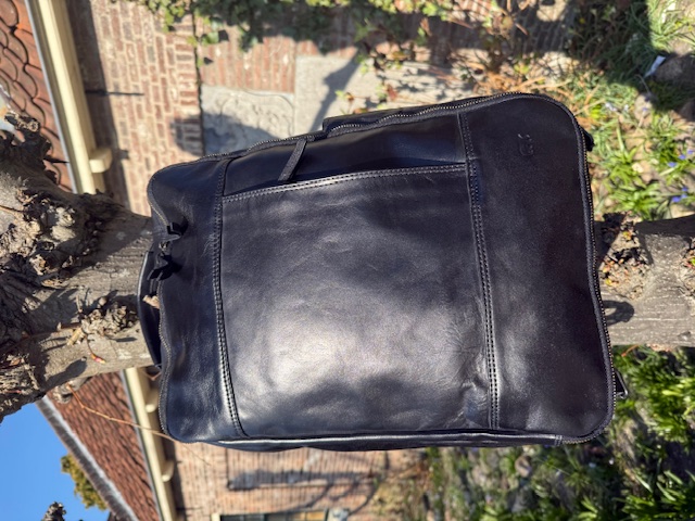 De BearDesign rugtas/underseater is een veelzijdige tas, ideaal als schoudertas. Met zijn zwarte kleur past hij bij elke outfit. Perfect voor dagelijks gebruik, waarbij je hem gemakkelijk over je schouder kunt dragen voor comfort en stijl. Ideaal als handbagage en makkelijk mee te nemen dankzij zijn compacte formaat.

Afmetingen:
Hoogte 41cm x breed 30cm x diep 16cm