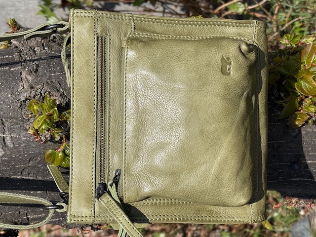 De BearDesign Davit Crossbody Moss CL 42427 is een stijlvolle crossbody tas, ideaal voor dagelijks gebruik. Kenmerken zijn een ruim hoofdvak, verstelbare schouderriem en stevige sluitingen. Het beste te dragen schuin over de borst voor comfort en gemak. Een perfecte aanvulling voor elke garderobe in de BAGS-categorie.