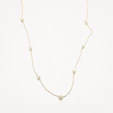 Dit collier is een prachtig sieraad met een delicate uitstraling. De hanger is bezet met sprankelende witte parels, waardoor het een subtiele glamour toevoegt aan elke outfit. Draag dit juweel bij een chique avondjurk voor een elegante look, of combineer het met een casual outfit voor een vleugje luxe. Een veelzijdig sieraad dat u elke dag kunt dragen.
