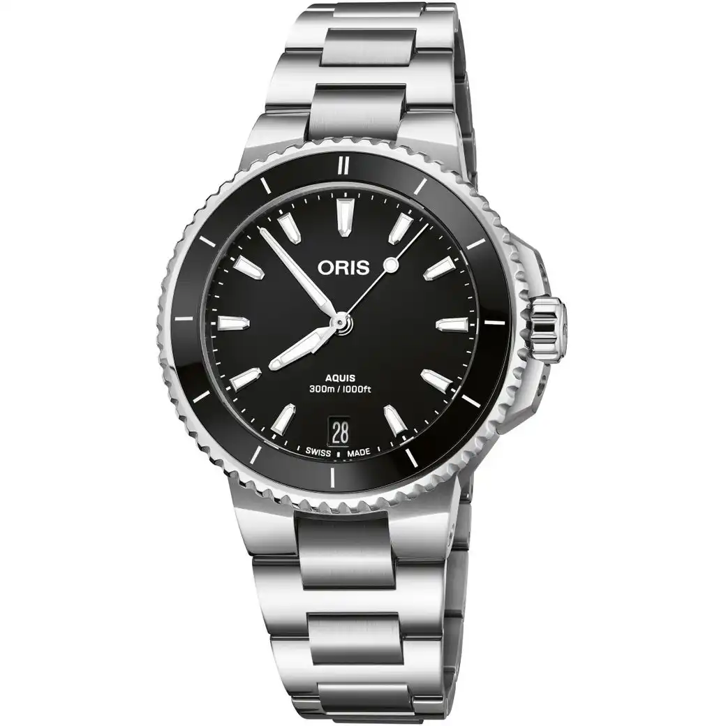 Een Oris horloge model Aquis Date met zwarte wijzerplaat en lunette en stalen band.