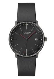Deze Junghans Max Bill Automatic Bauhaus (modelnummer 27/4308.02) heeft een roestvrijstalen kast, krasbestendig saffierglas, en een zwarte wijzerplaat met streepindex. De horlogekast is 38mm groot en waterbestendig tot 5 bar. Een zwarte lederen band maakt de look compleet. Draag dit uurwerk voor elegante gelegenheden of dagelijks voor een stijlvolle, tijdloze uitstraling.