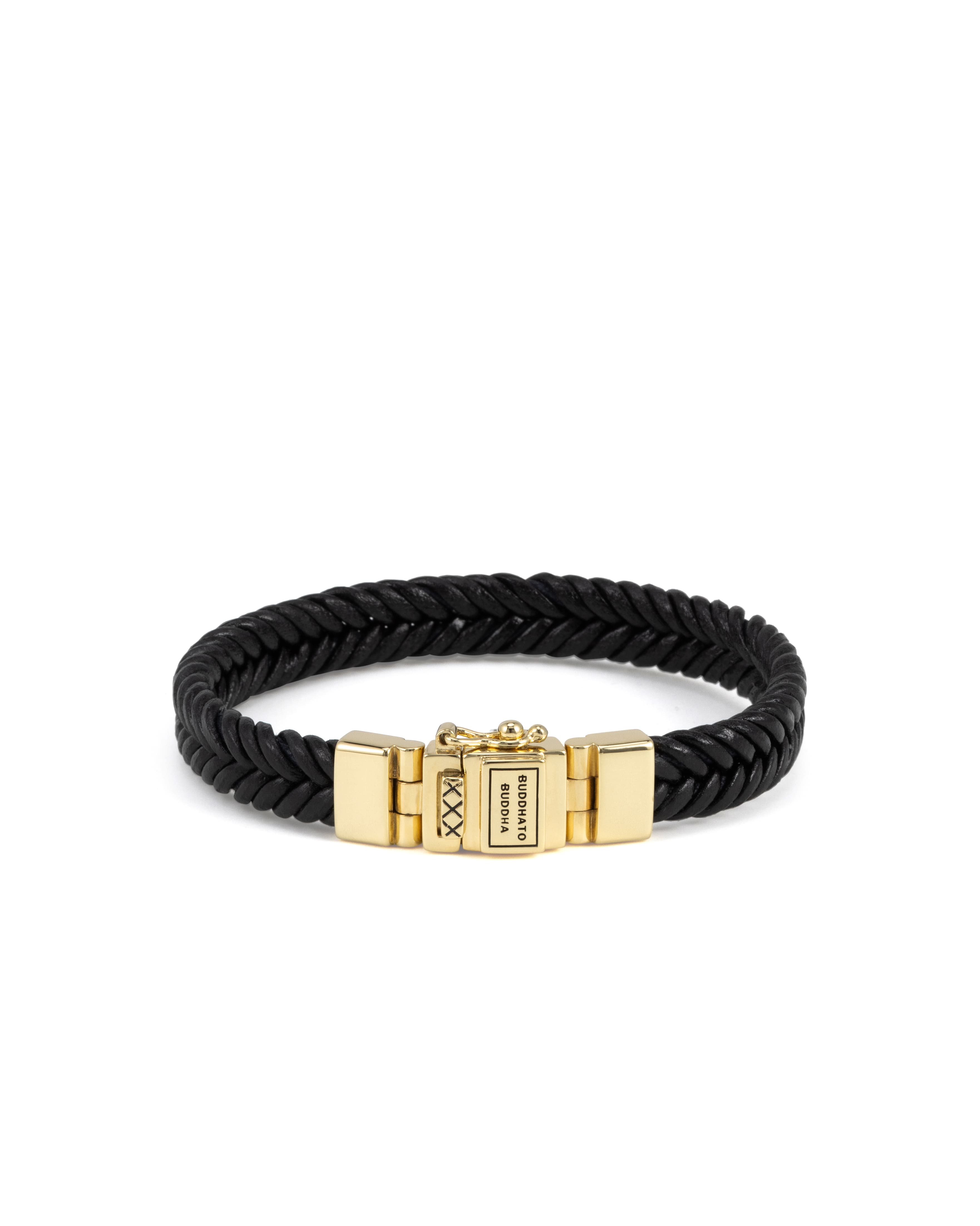 De armband Barbara Leer Zwart combineert puur vakmanschap met duurzame keuzes. Gemaakt van gerecycled zilver met een premium gold plating (3.0 micron dik). De plating is gemiddeld 5 maal dikker dan reguliere gold plated items. Voorzien van GRS-gecertificeerd gerecycled leer, biedt dit milieuvriendelijke sieraad een stijlvolle en duurzame uitstraling. De handgeweven armband is geïnspireerd op ons iconische Barbara-weefpatroon. Met het Global Recycled Standard (GRS)-certificaat garandeert deze armband dat het leer op verantwoorde wijze wordt verkregen en geproduceerd met aandacht voor milieu en sociale normen. Handgemaakt in Zuidoost-Azië, belichaamt het onze toewijding aan kwaliteit, vakmanschap en een groenere planeet. Deze bewuste en gedurfde armband is perfect voor elke gelegenheid.